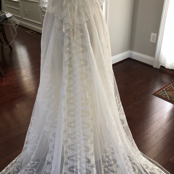 SOLD 🎈Lace Wedding Dress - Picture 15 of 16